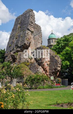 Le rovine del Castello di Bridgnord con la Chiesa di Santa Maria Maddalena, Bridgnord, Shropshire Foto Stock