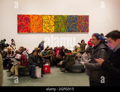 La folla aspetta nella lobby del Museum of Modern Art Manhattan NYC Foto Stock