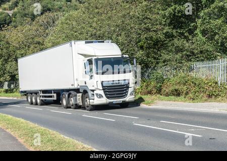 Veicolo DAF CF non contrassegnato per la consegna su strada in salita. Per la carenza di conducenti nel Regno Unito, le consegne di merci durante l'industria dei trasporti di Covid, nel Regno Unito. Foto Stock