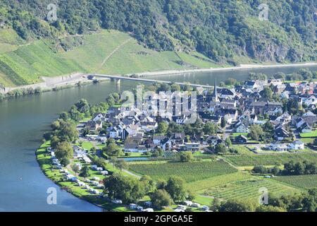 Vista sulla valle della Mosella con il villaggio Wolf vicino Traben-Trarbach Foto Stock