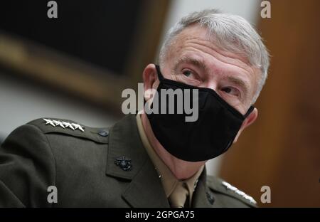 Kenneth F. McKenzie, comandante del comando centrale degli Stati Uniti, guarda avanti durante un Comitato dei servizi armati della Camera sulla conclusione delle operazioni militari in Afghanistan all'edificio Rayburn House Office su Capitol Hill il 29 settembre 2021 a Washington, DC.Credit: Olivier Doulery/Pool via CNP /MediaPunch Foto Stock