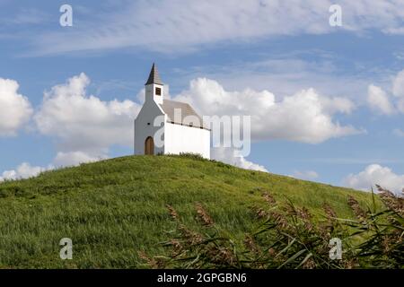 Piccola cappella bianca Chiesa sulla collina a l'Aia Paesi Bassi. Foto Stock