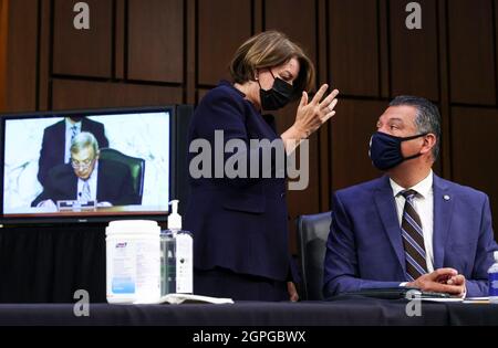 Il senatore Amy Klobuchar (D-MN) parla al senatore Alex Padilla (D-CA) all'inizio di un'audizione del Comitato giudiziario del Senato che esamina la legge sull'aborto del Texas su Capitol Hill a Washington, Stati Uniti, 29 settembre 2021. (Foto di Tom Brenner/Pool?/Sipa USA) Foto Stock