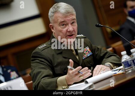 Kenneth F. McKenzie, comandante del comando centrale degli Stati Uniti, testimonia dinanzi al Comitato dei servizi armati della Camera sulla conclusione di operazioni militari in Afghanistan presso l'edificio Rayburn House Office a Capitol Hill il 29 settembre 2021 a Washington, DC. Credito: Olivier Doulier / piscina via CNP Foto Stock