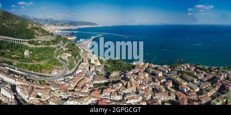 Veduta aerea di Vietri sul mare in costiera amalfitana, italia Foto Stock