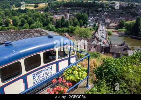 Il Bridgnord Cliff Railway e una vista verso Low Town e il fiume Severn, Bridgnord, Shropshire Foto Stock