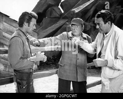 Il regista ANDREW V. McLAGLEN dirige CLINT EASTWOOD e suo padre VICTOR McLAGLEN (nella sua ultima apparizione sullo schermo) presso gli MGM Studios nella seconda stagione 4° episodio della serie televisiva statunitense RAWHIDE intitolato INCIDENT OF THE SHAMBLING MAN teletrasmesso il 24 luglio 1959 CBS Television Network Foto Stock