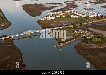 Vista aerea del ponte di altalena ben Sawyer attraverso il canale Intracoastal a Sullivans Narrows, che collega Mount Pleasant con Sullivans Island, South Carolina Foto Stock