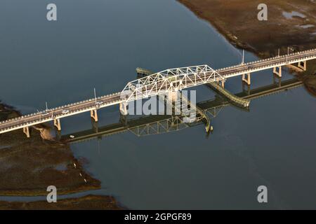 Vista aerea del ponte di altalena ben Sawyer attraverso il canale Intracoastal a Sullivans Narrows, che collega Mount Pleasant con Sullivans Island, South Carolina Foto Stock