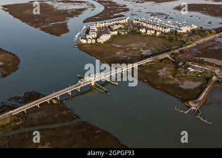 Vista aerea del ponte di altalena ben Sawyer attraverso il canale Intracoastal a Sullivans Narrows, che collega Mount Pleasant con Sullivans Island, South Carolina Foto Stock