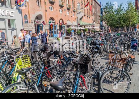 COPENHAGEN, DANIMARCA - 26 AGOSTO 2016: File di biciclette parcheggiate nella Piazza del Municipio di Copenhagen, Danimarca Foto Stock