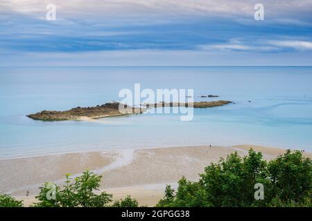 Francia, Cotes d'Armor, Plerin, Martin Plage Cove e Rocher Martin lungo il percorso escursionistico GR 34 o doganale Foto Stock