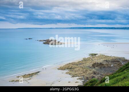 Francia, Cotes d'Armor, Plerin, Martin Plage Cove e Rocher Martin lungo il percorso escursionistico GR 34 o doganale Foto Stock