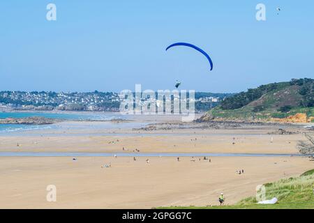 Francia, Cotes d'Armor, Pleneuf-Val-Andre, parapendio che vola sulla spiaggia di Ville de Berneuf lungo il sentiero GR 34 o sentiero doganale Foto Stock