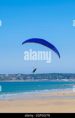 Francia, Cotes d'Armor, Pleneuf-Val-Andre, parapendio che vola sulla spiaggia di Ville de Berneuf lungo il sentiero GR 34 o sentiero doganale Foto Stock