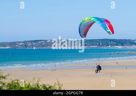 Francia, Cotes d'Armor, Pleneuf-Val-Andre, parapendio che vola sulla spiaggia di Ville de Berneuf lungo il sentiero GR 34 o sentiero doganale Foto Stock