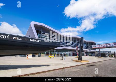 Francia, Morbihan, Lorient, porto di Lorient la base, Cité de la Voile Eric Tabarly, centro espositivo multimediale e sito turistico dedicato alle corse oceaniche Foto Stock