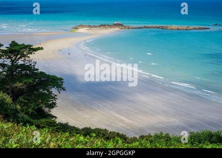 Francia, Cotes d'Armor, Plerin, Martin Plage Cove e Rocher Martin lungo il percorso escursionistico GR 34 o doganale Foto Stock