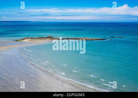 Francia, Cotes d'Armor, Plerin, Martin Plage Cove e Rocher Martin lungo il percorso escursionistico GR 34 o doganale Foto Stock