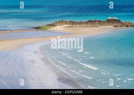 Francia, Cotes d'Armor, Plerin, Martin Plage Cove e Rocher Martin lungo il percorso escursionistico GR 34 o doganale Foto Stock