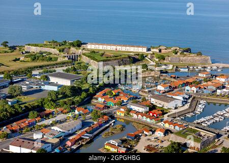 Francia, Charente Maritime, le Chateau d'Oleron, il porto e la Cittadella (vista aerea) Foto Stock