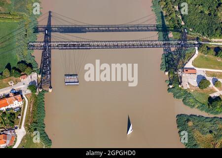 Francia, Charente Maritime, Rochefort, il trasferimento ponte sul fiume Charente (vista aerea) Foto Stock