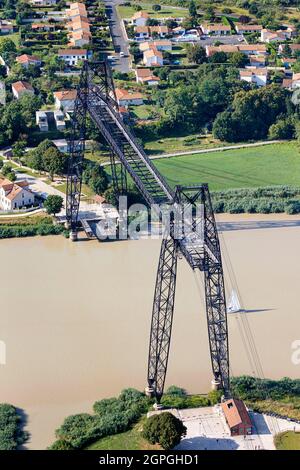 Francia, Charente Maritime, Rochefort, il trasferimento ponte sul fiume Charente (vista aerea) Foto Stock