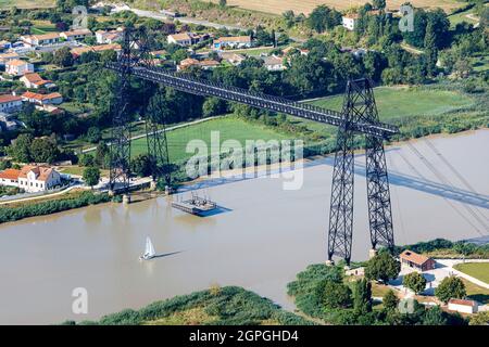 Francia, Charente Maritime, Rochefort, il trasferimento ponte sul fiume Charente (vista aerea) Foto Stock