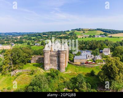 Francia, Aveyron, Montpeyroux, Castello di Bousquet verso Laguiole, Aubrac (vista aerea) Foto Stock