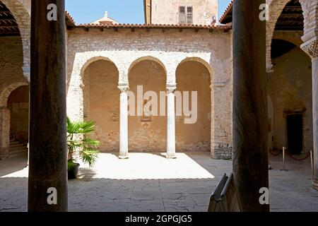 Croazia, Istria, costa adriatica, Porec, la basilica di Eufrasius (Eufrazijeva bazilika), complesso episcopale della basilica eufrasiana, dichiarata Patrimonio Mondiale dell'Umanità dall'UNESCO, l'atrio Foto Stock