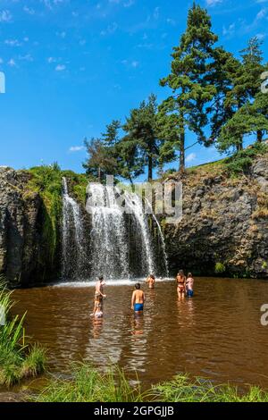 Francia, Auvergne, Cantal, Allanche, Parco Naturale Regionale dei Vulcani d'Alvernia, cascata di Veyrines, altopiano di Cezallier Foto Stock