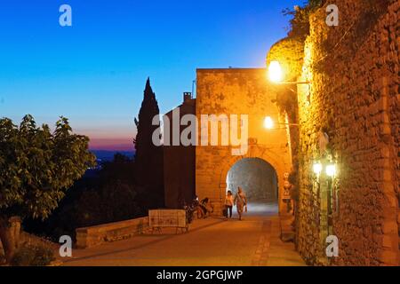 Francia, Vaucluse, Venasque, etichettato Les Plus Beaux Villages de France (i più bei villaggi di Francia), porta d'ingresso della città medievale Foto Stock