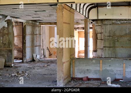 Croazia, Slavonia, Vukovar, l'hotel Dunav, parzialmente restaurato e poi abbandonato Foto Stock