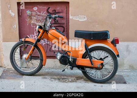 Croazia, Istria, costa adriatica, Rovigno, ciclomotore nel centro storico Foto Stock