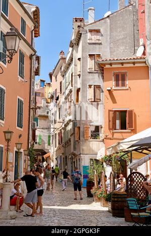 Croazia, Istria, costa adriatica, Rovigno, strada pedonale nel centro storico Foto Stock