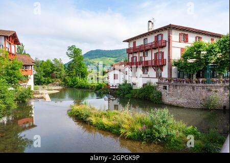 Francia, Pirenei Atlantici, Pays Basque, Saint-Jean-Pied-de-Port, case tradizionali lungo il fiume Nive de Béhérobie Foto Stock