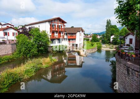 Francia, Pirenei Atlantici, Pays Basque, Saint-Jean-Pied-de-Port, case tradizionali lungo il fiume Nive de Béhérobie Foto Stock