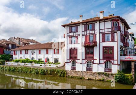 Francia, Pirenei Atlantici, Pays Basque, Saint-Jean-Pied-de-Port, case tradizionali lungo il fiume Nive de Béhérobie Foto Stock