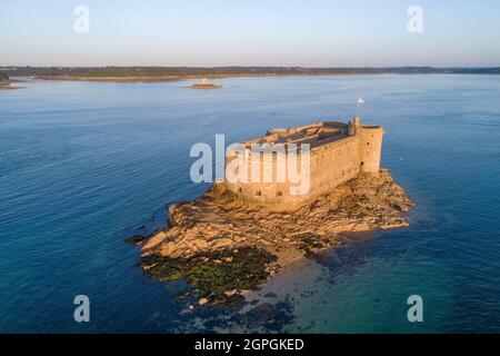 Francia, Finistere, Baie de Morlaix, Plouezoc'h, Chateau du Taureau (il castello del toro) costruito da Vauban nel 17 ° secolo (vista aerea) Foto Stock