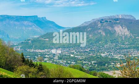 Francia, Isere, dintorni di Grenoble, vista panoramica da Venon, vista su Grenoble e Vercors e massicci Chartreuse Foto Stock