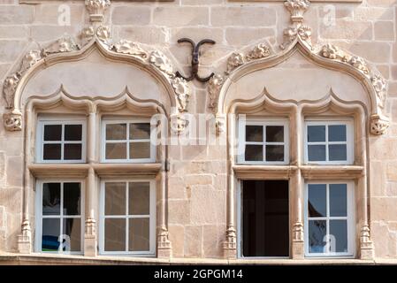 Francia, Haute Saone, Luxeuil les Bains, palazzo del XV secolo, bifore Foto Stock