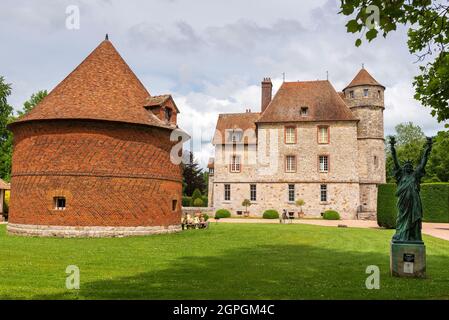 Francia, Eure, Vascoeuil, Chateau de Vascoeuil e la colombaia, scultura di Salvador Dali dal titolo il Teatro della libertà dal 1972 Foto Stock