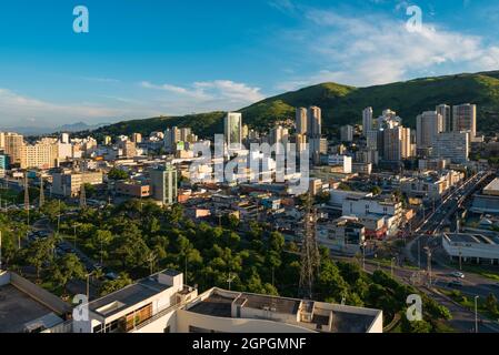 Vista aerea della città di Nova Iguacu, area metropolitana di Rio de Janeiro Foto Stock