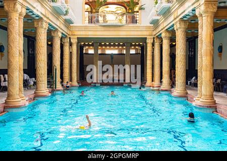 Ungheria, Budapest, dichiarata Patrimonio Mondiale dell'Umanità dall'UNESCO, il quartiere di Buda, i bagni e l'Hotel Spa Gellert con il suo arredamento in stile Art Nouveau, la piscina interna Foto Stock