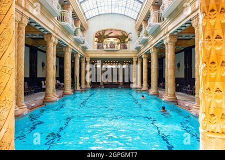 Ungheria, Budapest, dichiarata Patrimonio Mondiale dell'Umanità dall'UNESCO, il quartiere di Buda, i bagni e l'Hotel Spa Gellert con il suo arredamento in stile Art Nouveau, la piscina interna Foto Stock