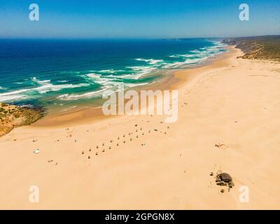 Portogallo, Algarve, costa atlantica occidentale, Praia da Bordeira Beach (vista aerea) Foto Stock