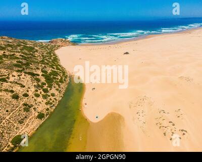 Portogallo, Algarve, costa atlantica occidentale, Praia da Bordeira Beach (vista aerea) Foto Stock