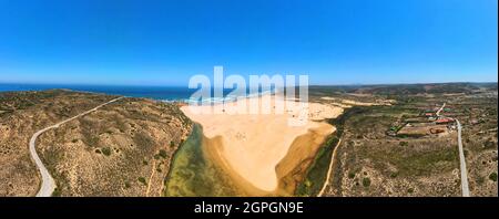 Portogallo, Algarve, costa atlantica occidentale, Praia da Bordeira Beach (vista aerea) Foto Stock