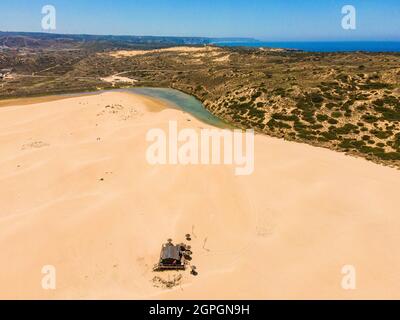Portogallo, Algarve, costa atlantica occidentale, Praia da Bordeira Beach (vista aerea) Foto Stock