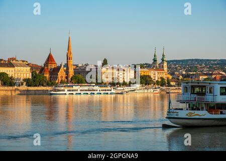 Ungheria, Budapest, patrimonio mondiale dell'UNESCO, distretto di Buda, Danubio e tempio calvinista di Szilágyi Dezso Foto Stock